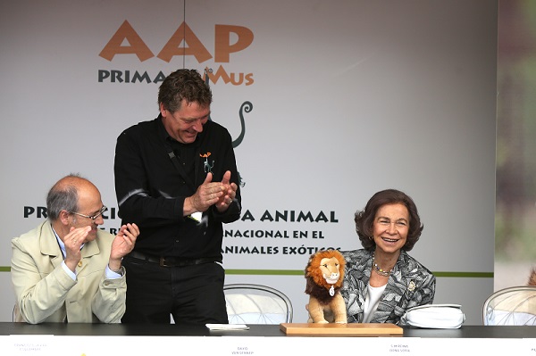 Koningin Sofía neemt de plaquette in ontvangst van David van Gennep